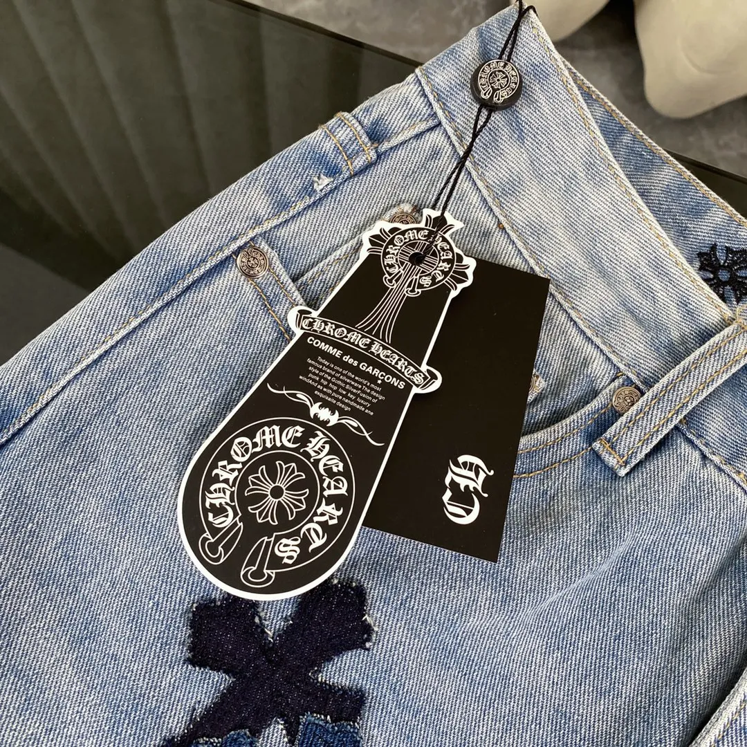 🅿️360 Ch rare co-branded top item Chrome hearts new Chrome hearts patchwork leather patch cross stitching micro-flare jeans Top-notch configuration, invincible details! ! Cleanfit has become very popular in the past two years, and Kroxin’s consistent style is particularly high-end! ! Imported Japanese woven fabric ready-made clothes, genuine leather Crocodile leather labels and waist cloth leather tags are sewn on. The overall process is very cumbersome. The buttons on the trousers fly, rivets, back pockets and metal decorative plates are all custom-made from molds. After they are finished, they are distressed to create a very effective effect. It has a vintage taste, and has been used by all kinds of big-name European and American celebrities. Kenijima’s cleanfit style has become popular all over the world~ Top-grade hardware, pay attention to my detailed photos, the buttons are all detachable, and they are made of 925 engraved silver! ! Match as you like, suitable for both men and women ✔️✔️ Color: Blue Size: S M L XL